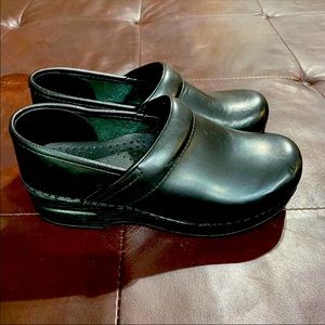 LIKE NEW BLACK DANSKO CLOGS- Size 36 (US 5.5-6.0)